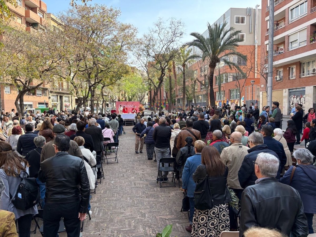 La comunidad parroquial celebra la Eucaristía en la plaza del barrio
